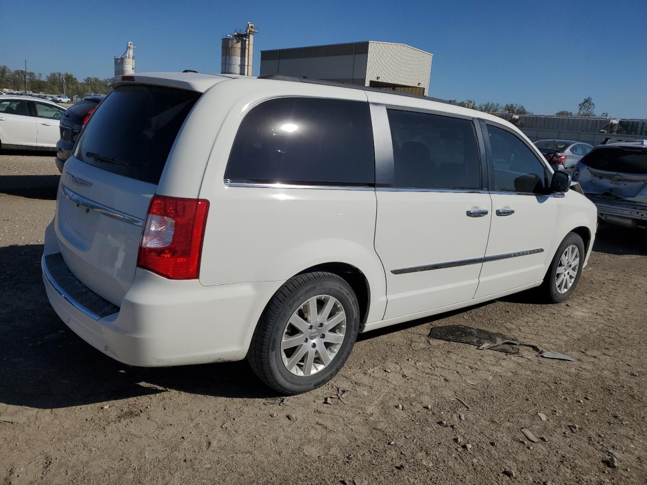 2012 Chrysler Town & Country Touring L - Фото 3