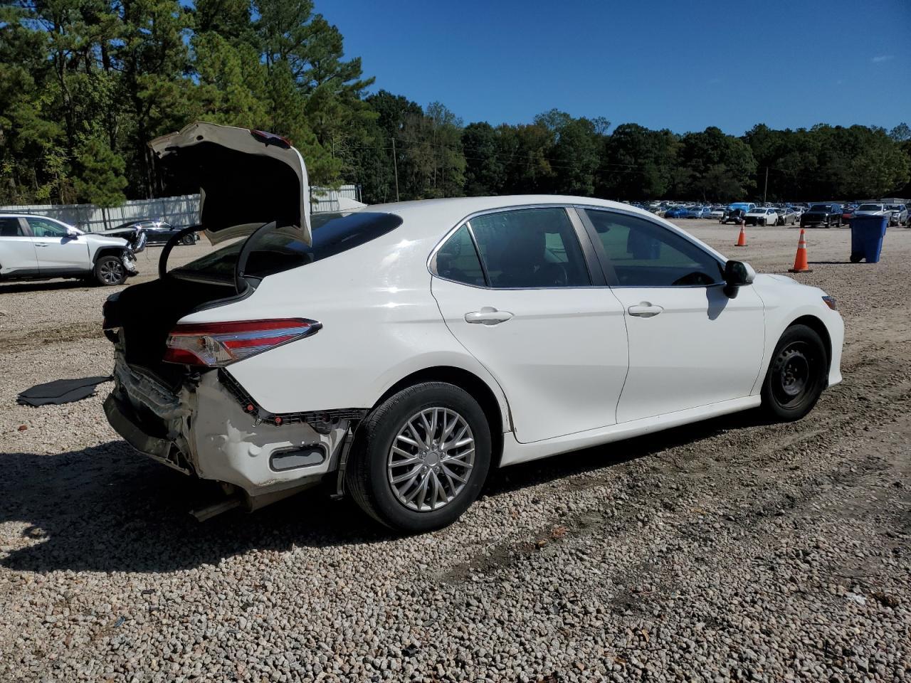 2020 Toyota Camry L - Фото 3