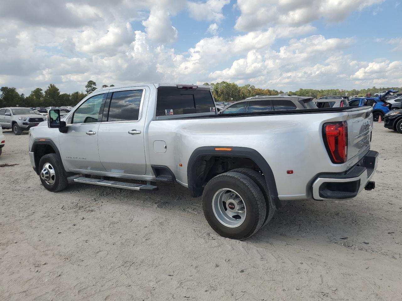 2023 GMC Sierra - Фото 2