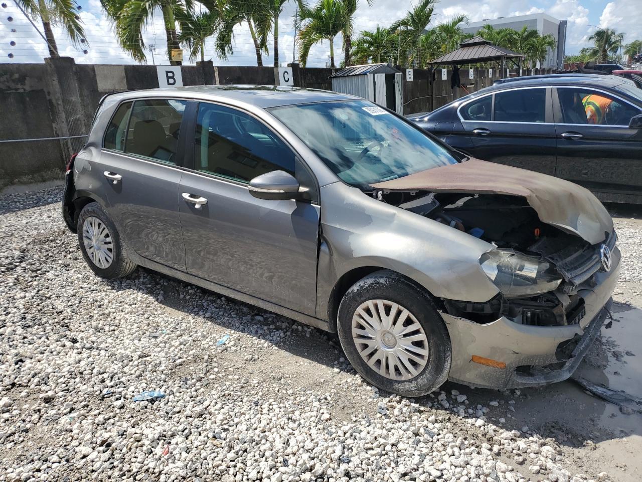 2011 Volkswagen Golf - Image 4