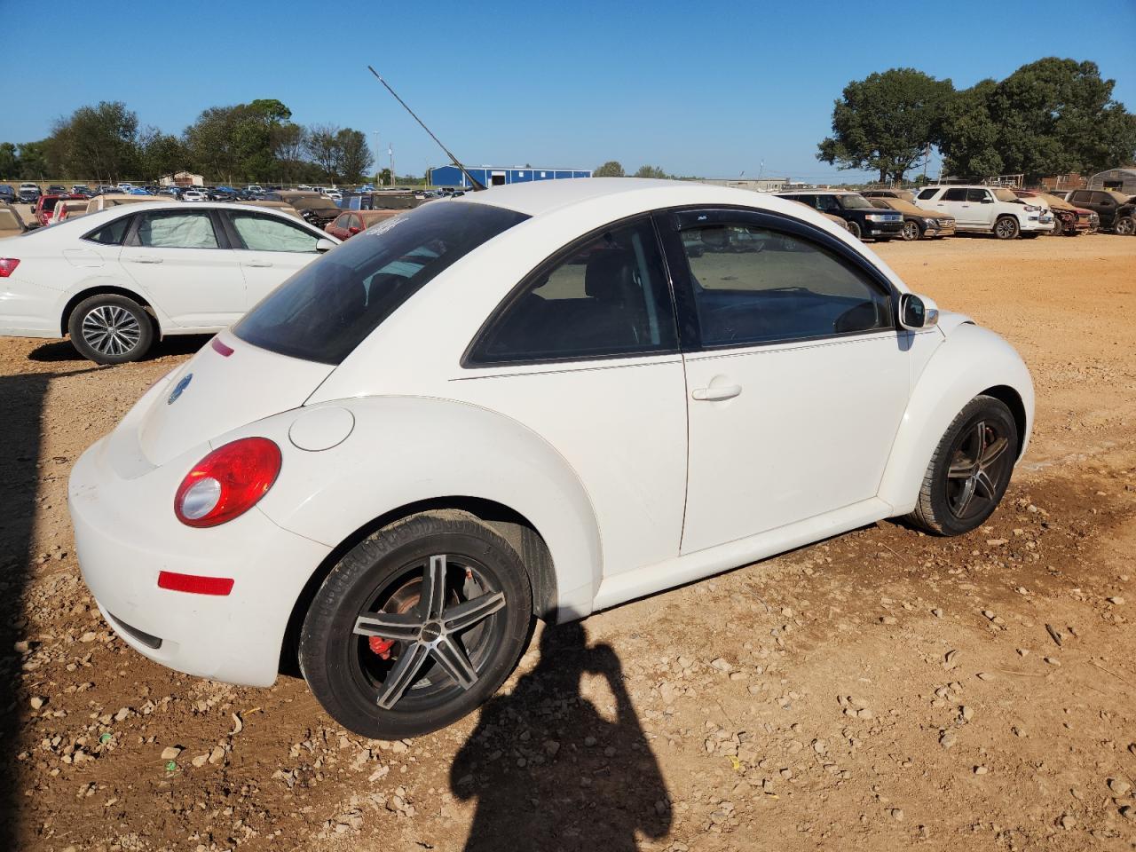 2010 Volkswagen New Beetle - Фото 3