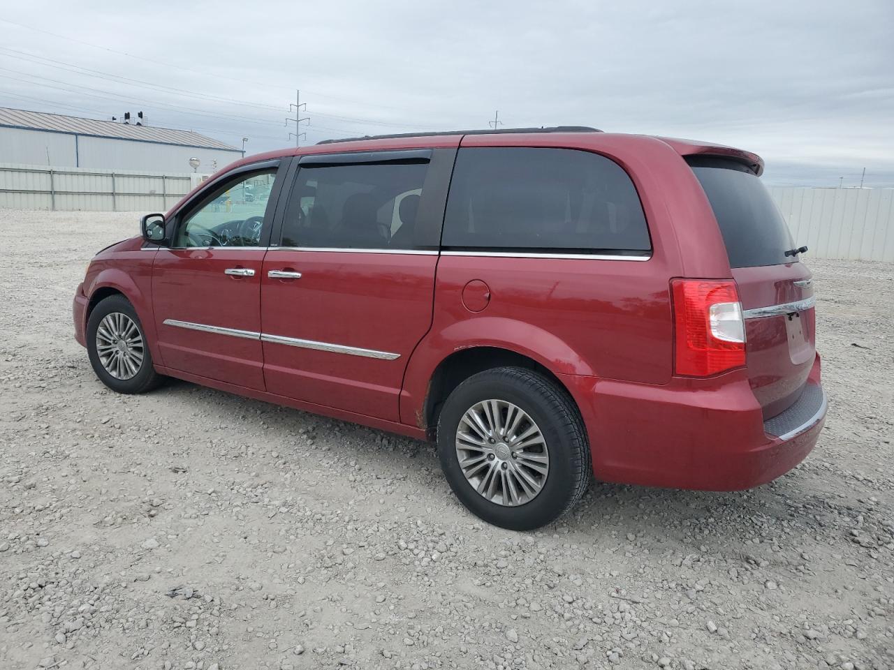 2013 Chrysler Town & Country Touring L - Фото 2