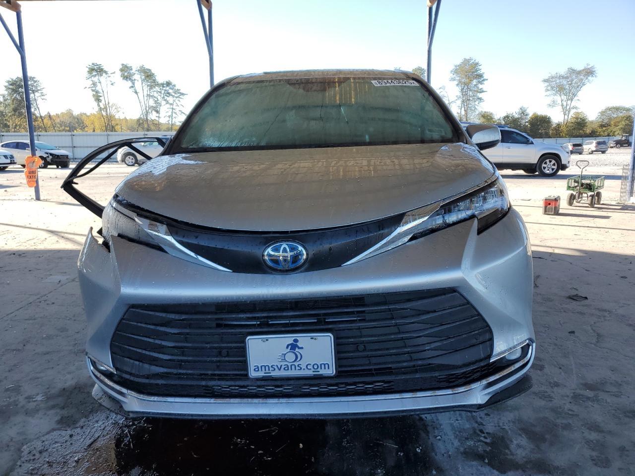 2021 Toyota Sienna Xle - Image 5