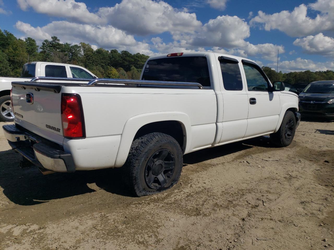 2004 Chevrolet Silverado C1500 - Image 3