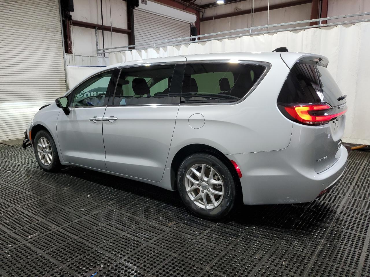 2024 Chrysler Pacifica Touring L - Image 2