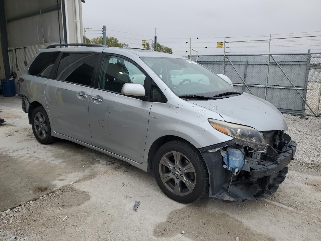2019 Toyota Sienna Se - Фото 4