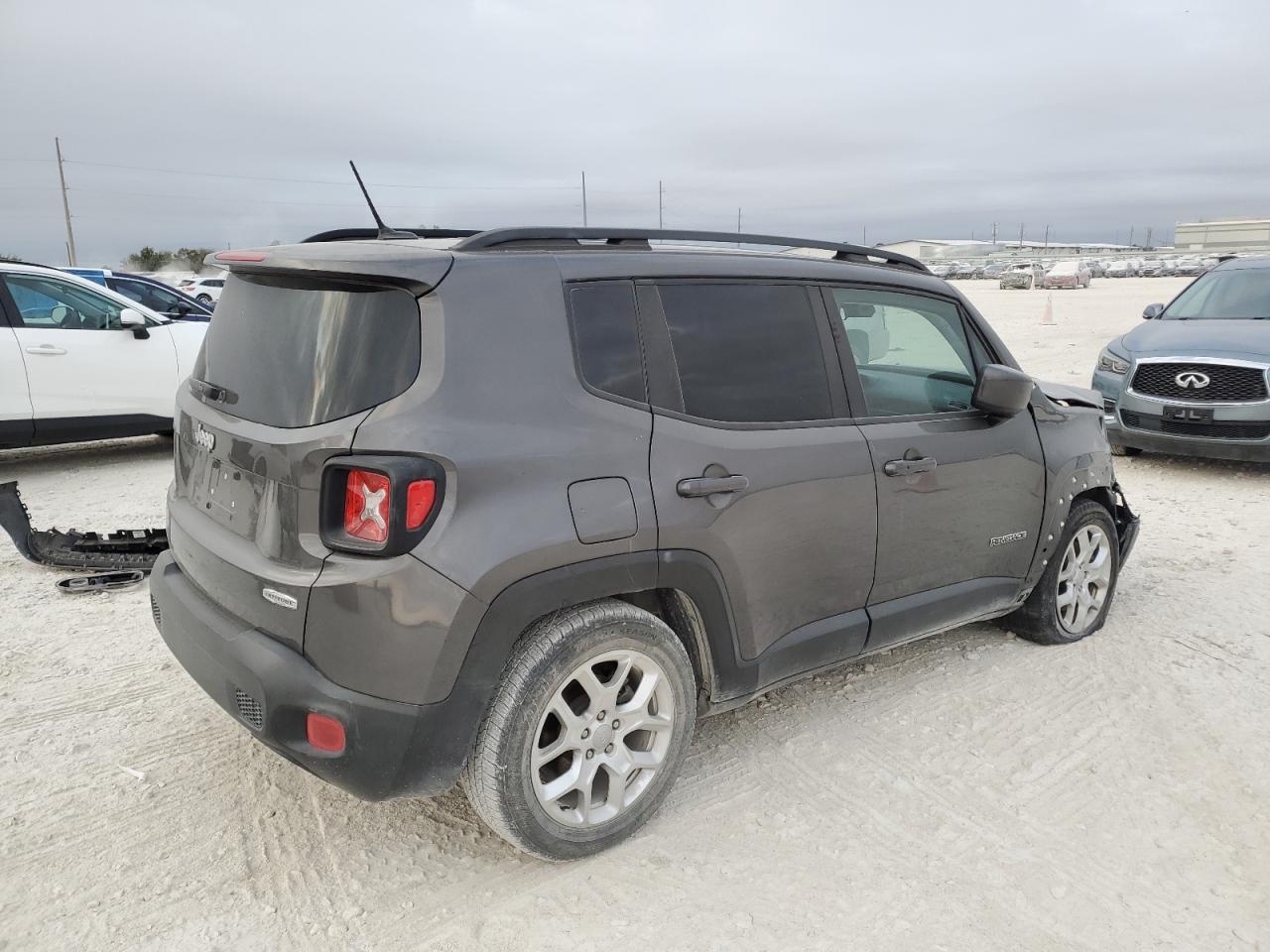 2016 Jeep Renegade Latitude - Image 3
