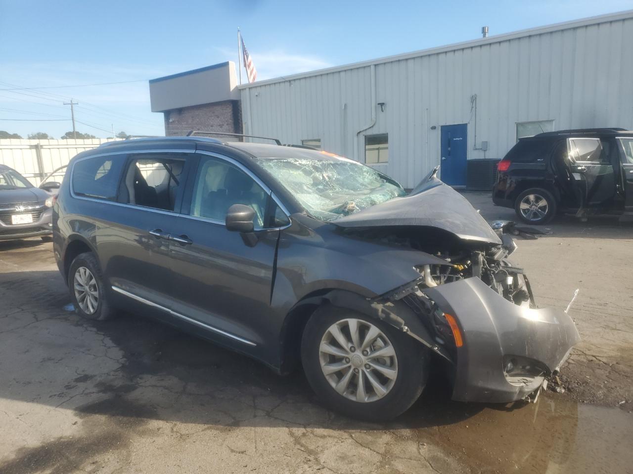 2018 Chrysler Pacifica Touring L - Фото 4