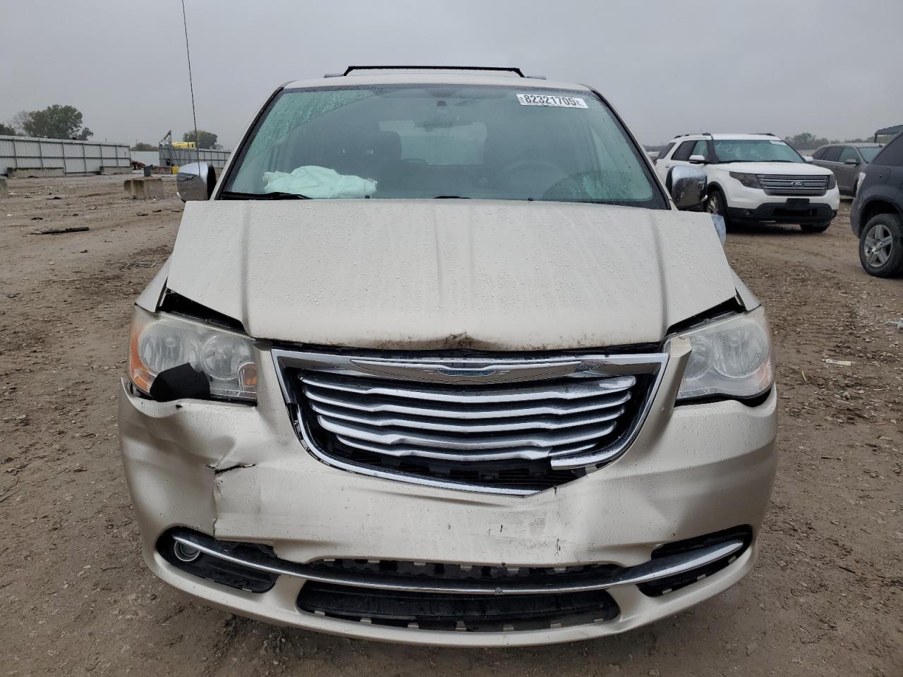 2013 Chrysler Town & Country Touring L - Фото 5