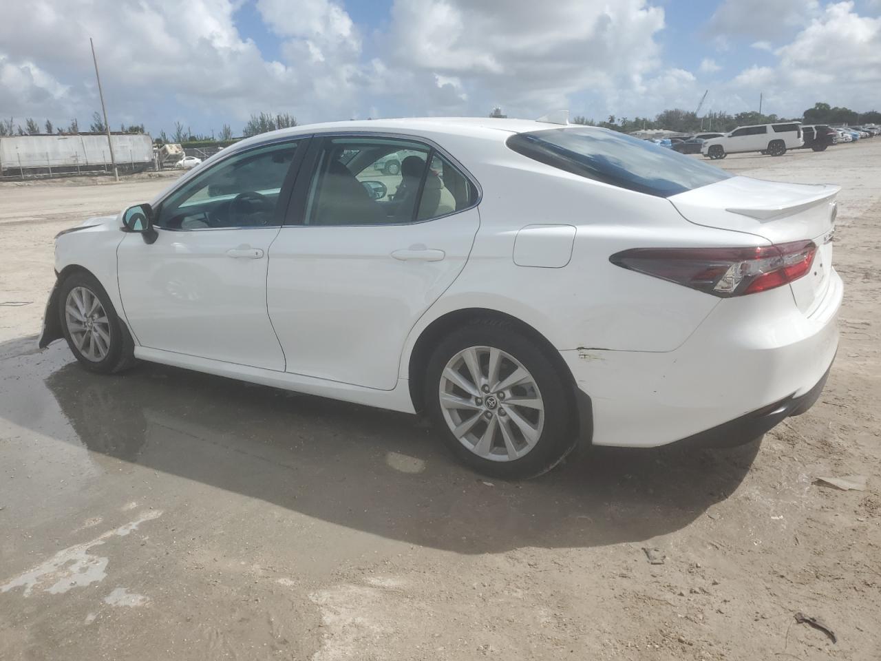 2022 Toyota Camry Le - Фото 2
