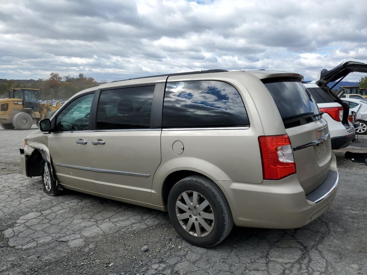 2012 Chrysler Town & Country Touring L - Фото 2