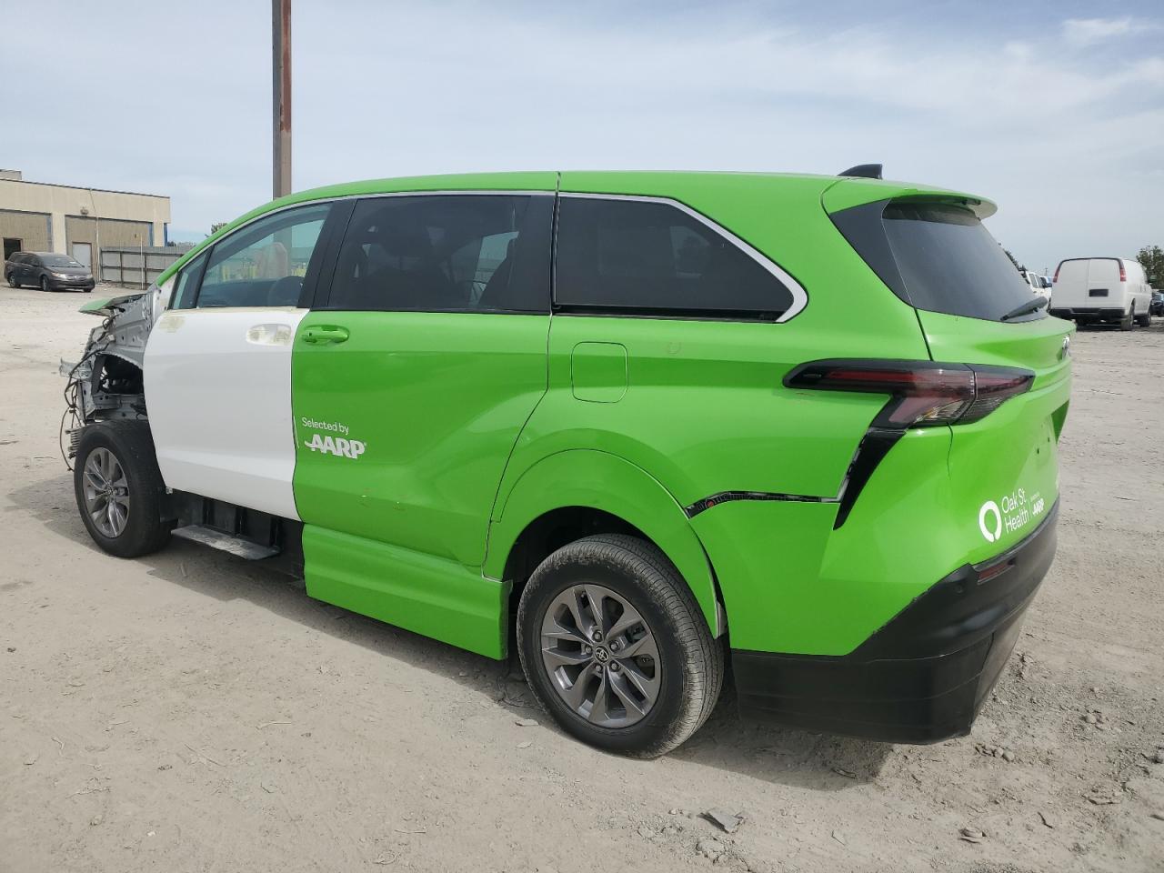 2024 Toyota Sienna Le - Фото 2