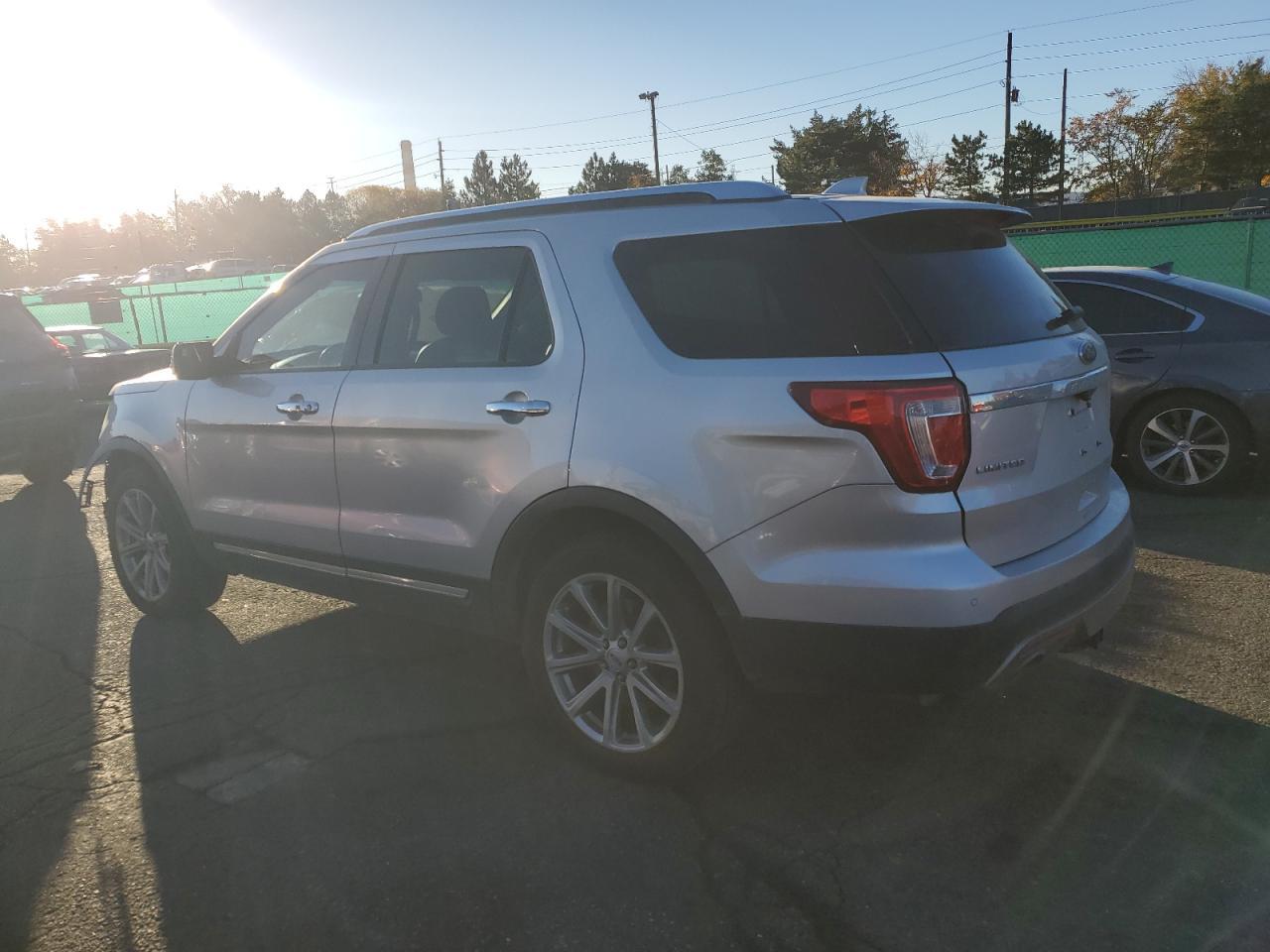 2016 Ford Explorer Limited - Image 2