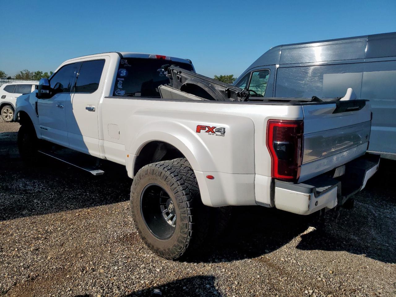 2017 Ford F350 Super Duty - Фото 2