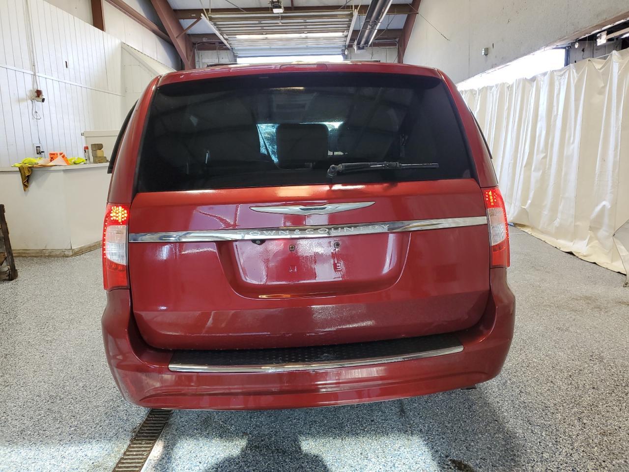 2012 Chrysler Town & Country Touring - Фото 6