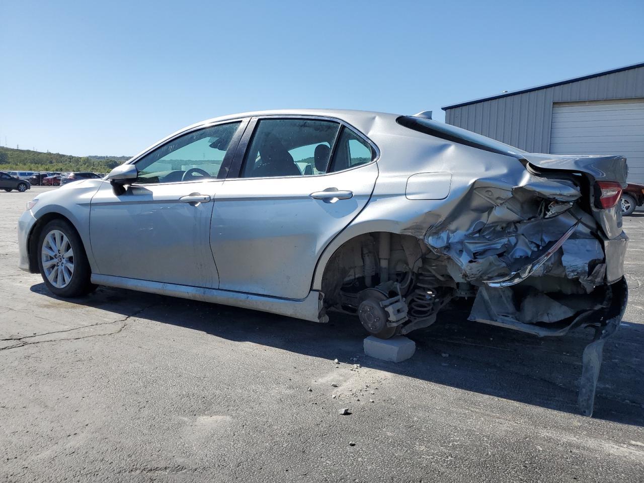 2020 Toyota Camry Le - Фото 2