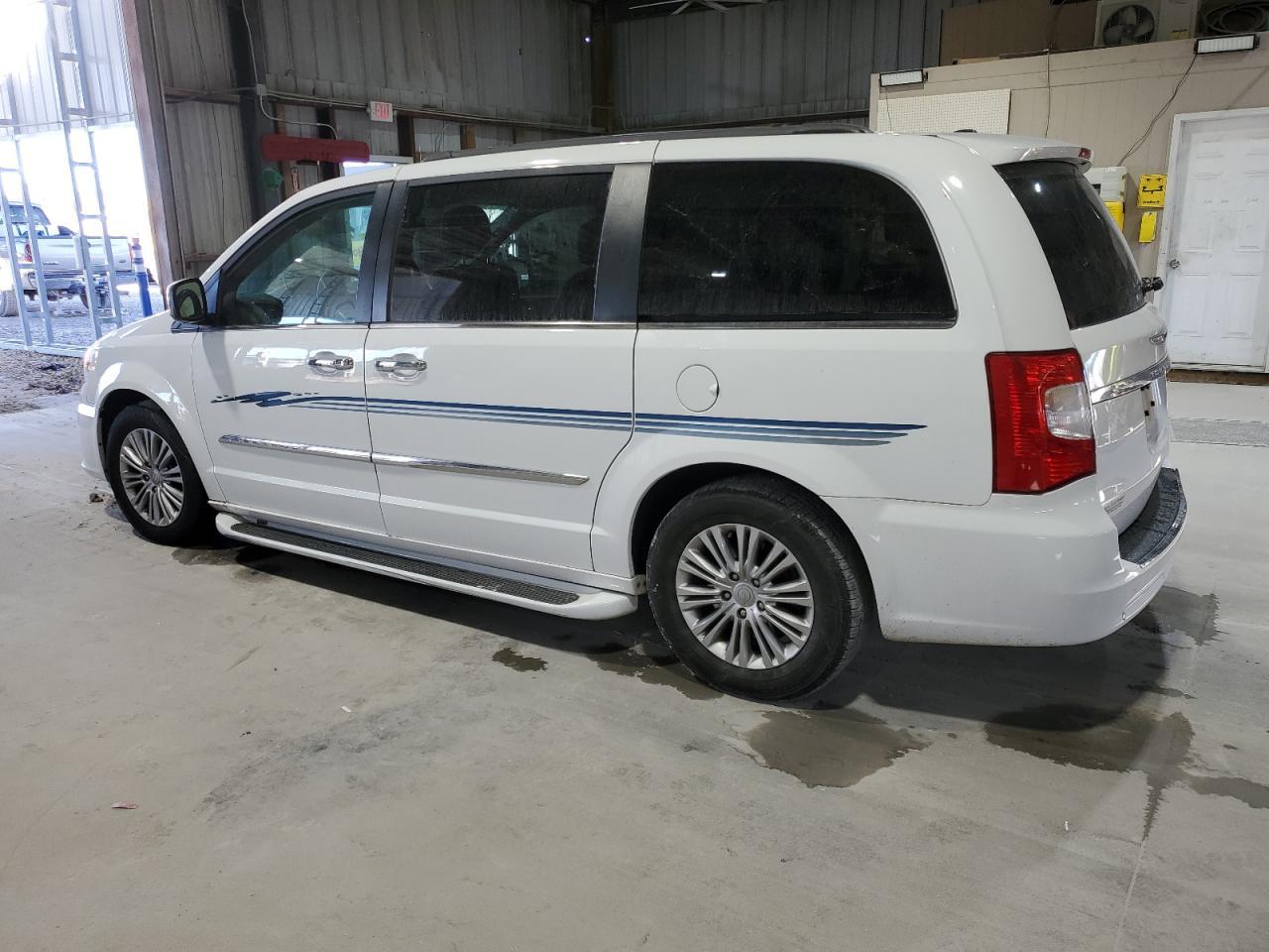2016 Chrysler Town & Country Touring L - Фото 2