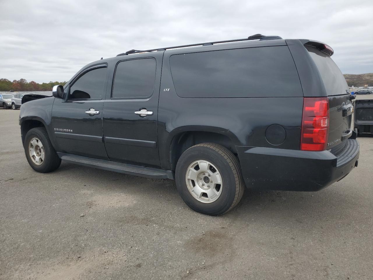 2007 Chevrolet Suburban K1500 - Image 2