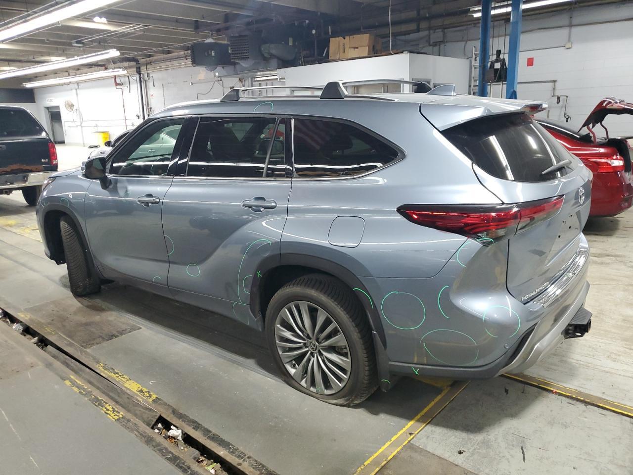 2020 Toyota Highlander Platinum - Фото 2