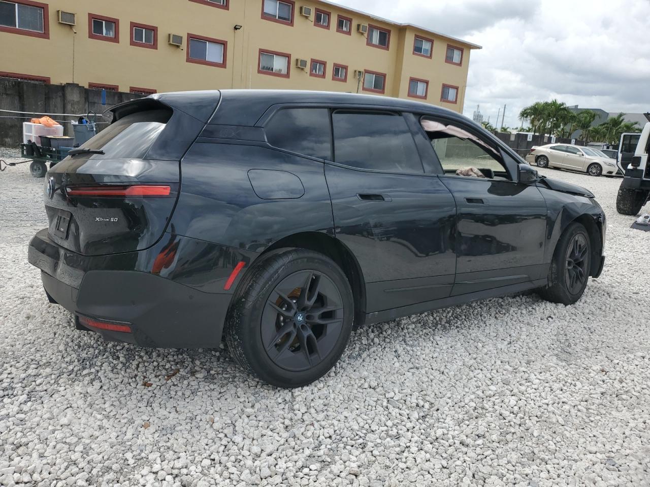 2024 BMW Ix xDrive50 - Image 3