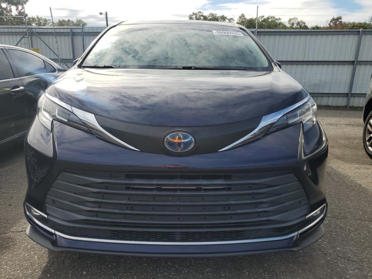 2021 Toyota Sienna Xle - Image 5
