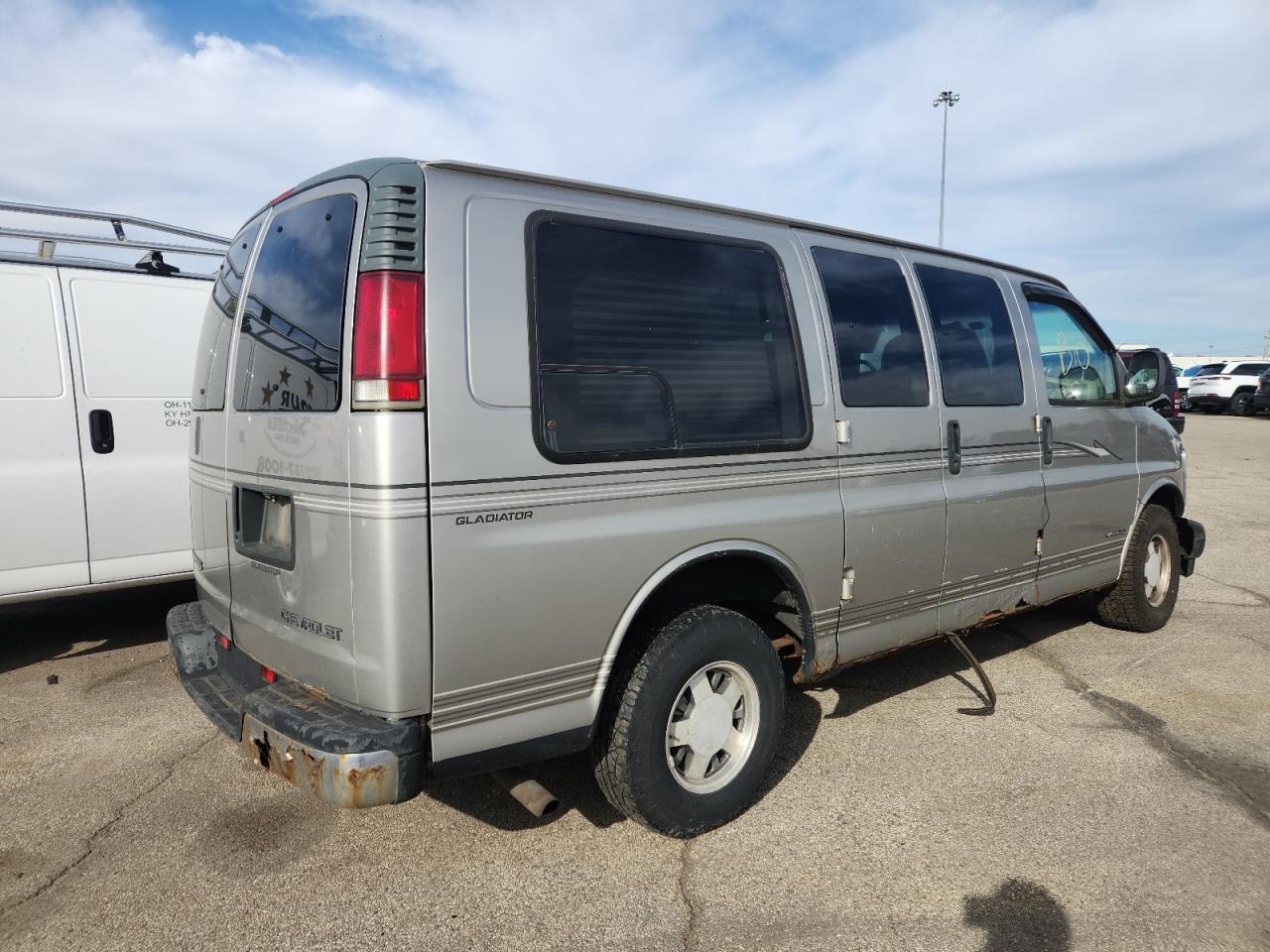 2000 Chevrolet Express G1500 - Фото 3