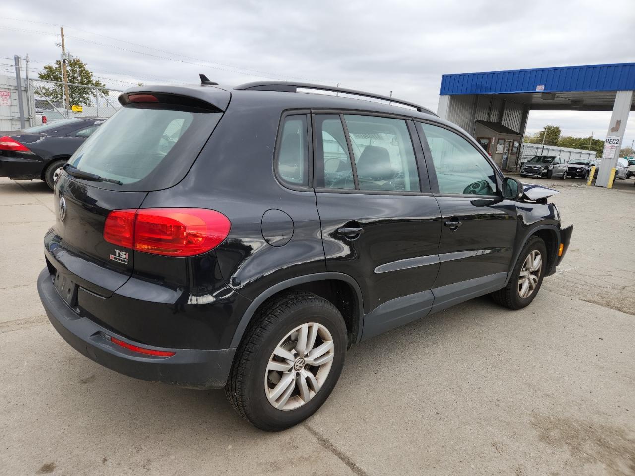 2017 Volkswagen Tiguan S - Фото 3