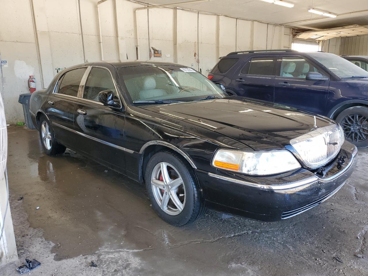 2009 Lincoln Town Car Signature Limited - Image 4