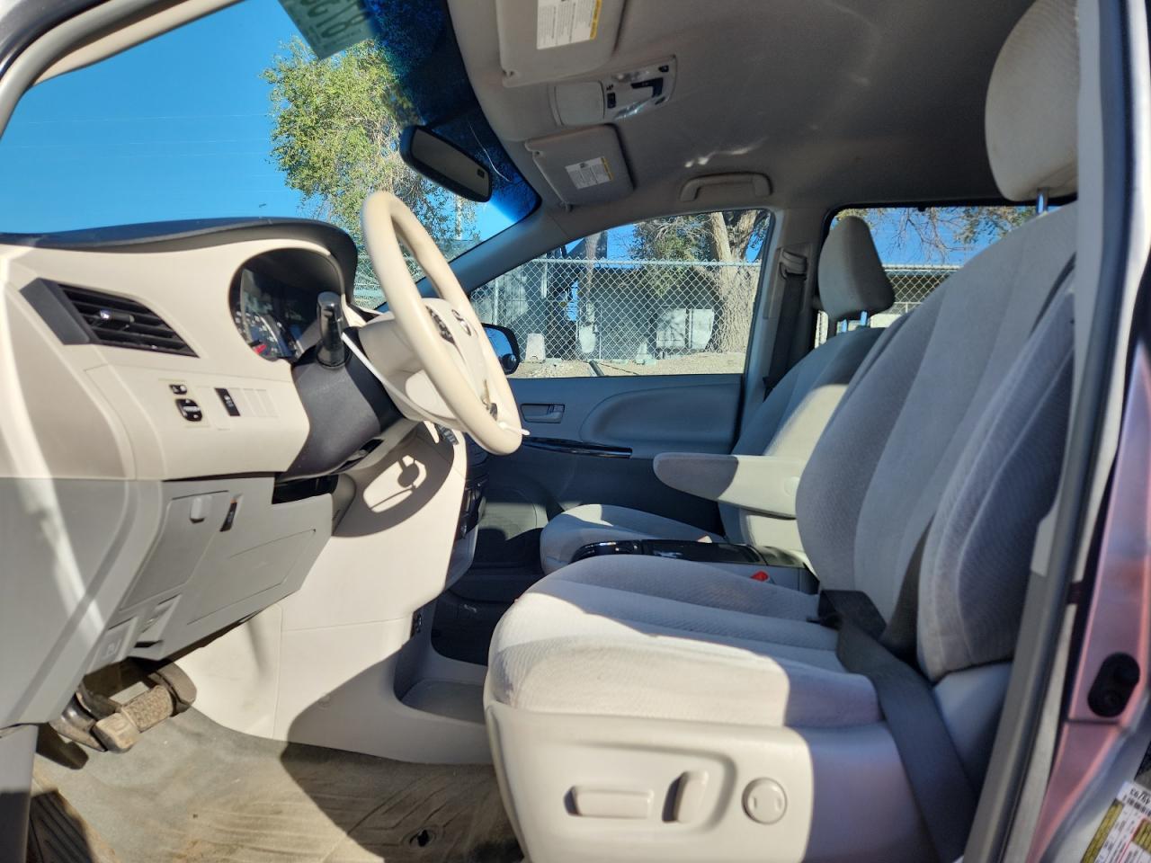 2014 Toyota Sienna Le - Image 7