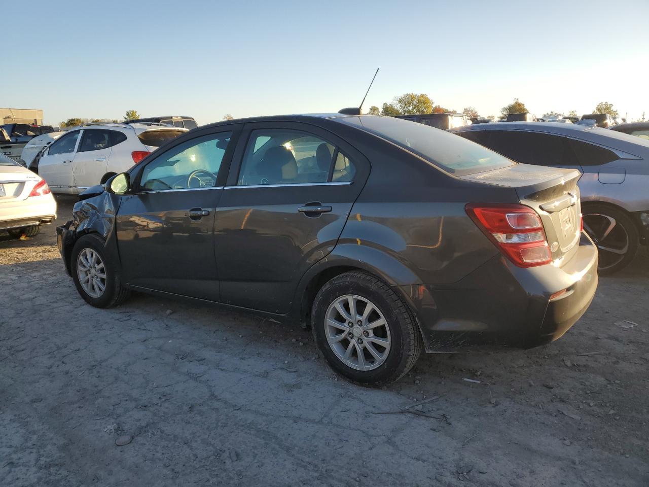 2017 Chevrolet Sonic Lt - Фото 2