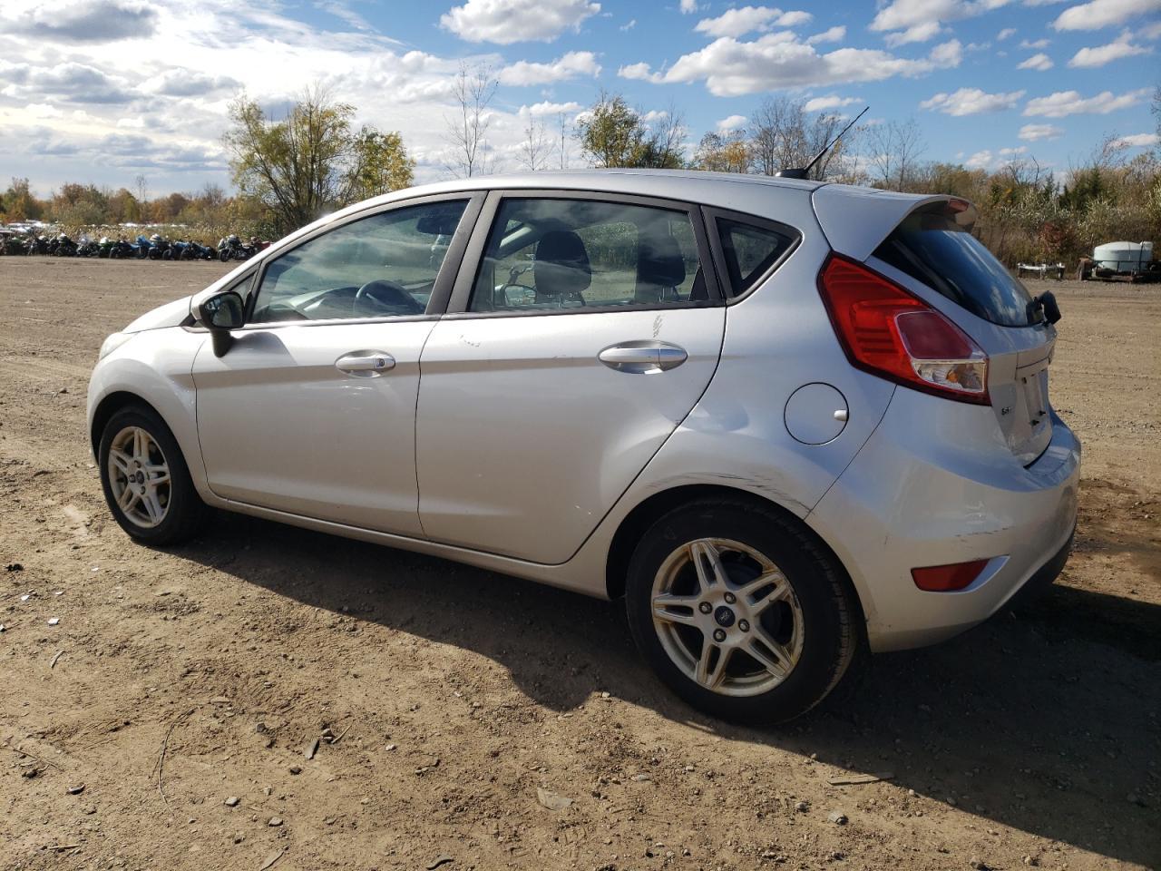 2018 Ford Fiesta Se - Image 2
