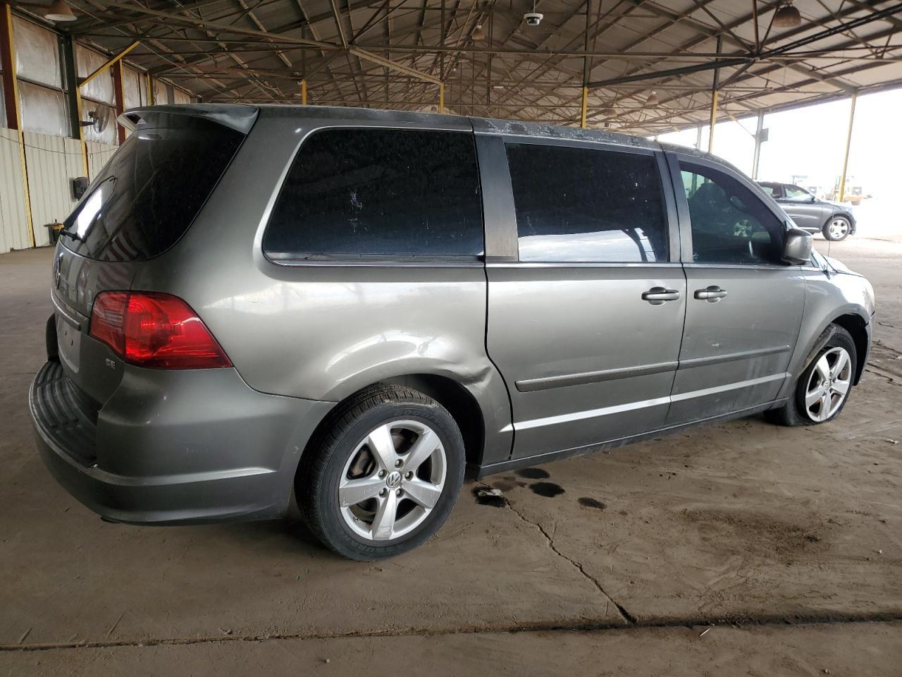 2010 Volkswagen Routan Se - Image 3