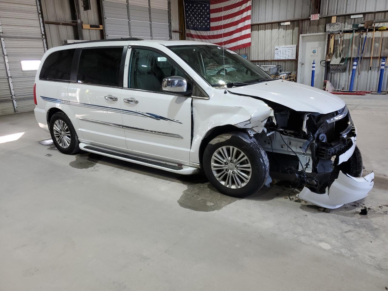 2016 Chrysler Town & Country Touring L - Фото 4