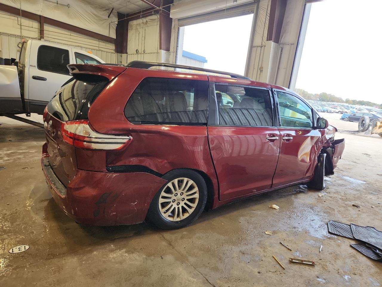 2016 Toyota Sienna Xle 8-Passenger - Image 3