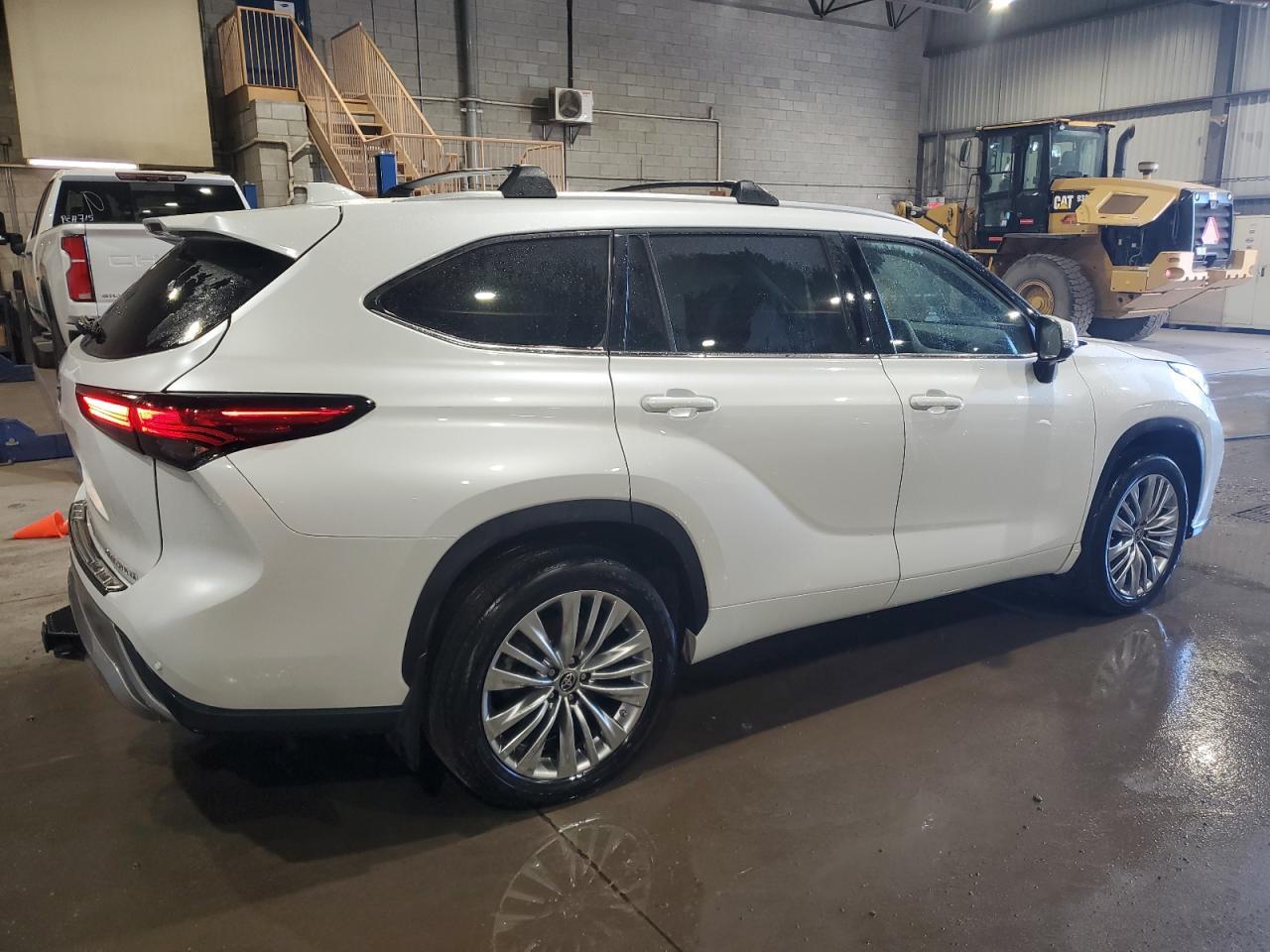 2023 Toyota Highlander L - Фото 3