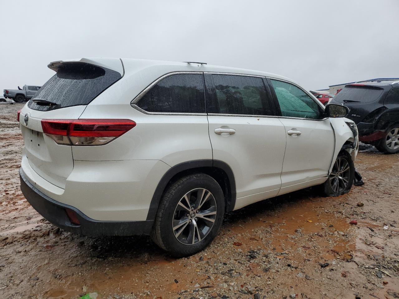 2017 Toyota Highlander Le - Фото 3