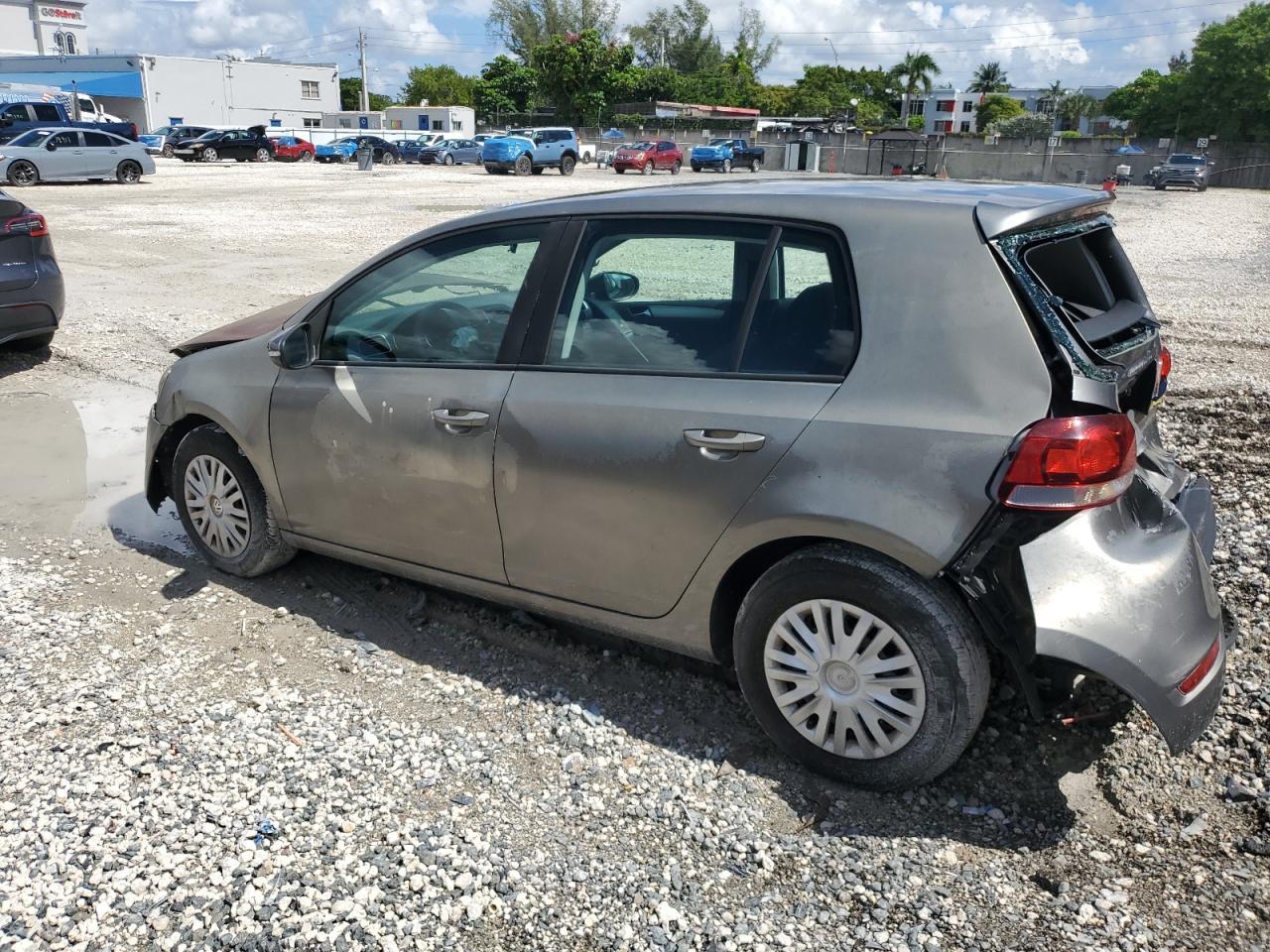 2011 Volkswagen Golf - Image 2