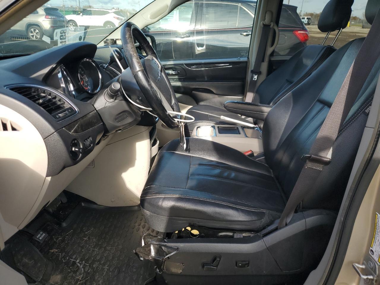 2015 Chrysler Town & Country Touring - Image 7