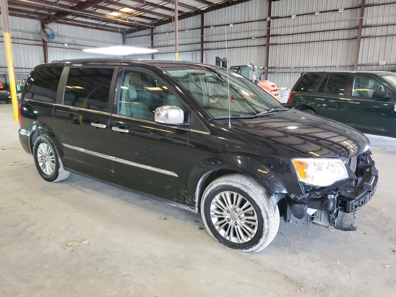 2015 Chrysler Town & Country Touring L - Image 4