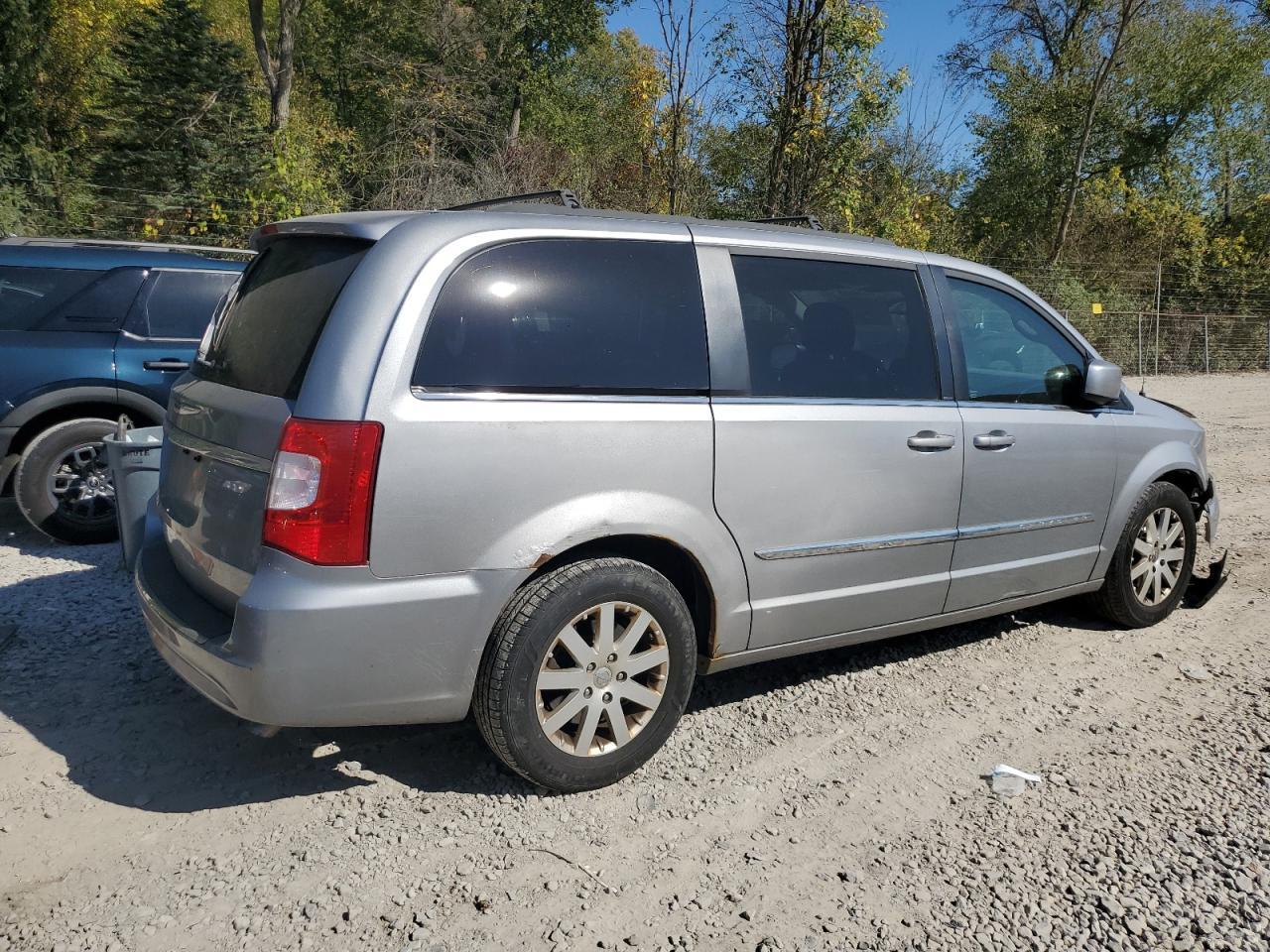 2013 Chrysler Town & Country Touring - Image 3