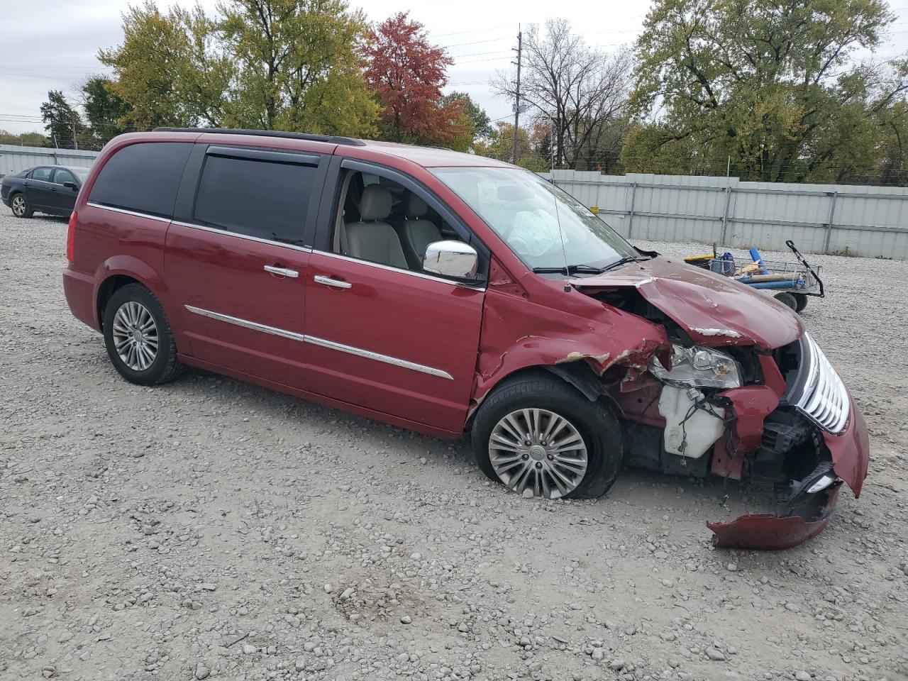 2013 Chrysler Town & Country Touring L - Фото 4