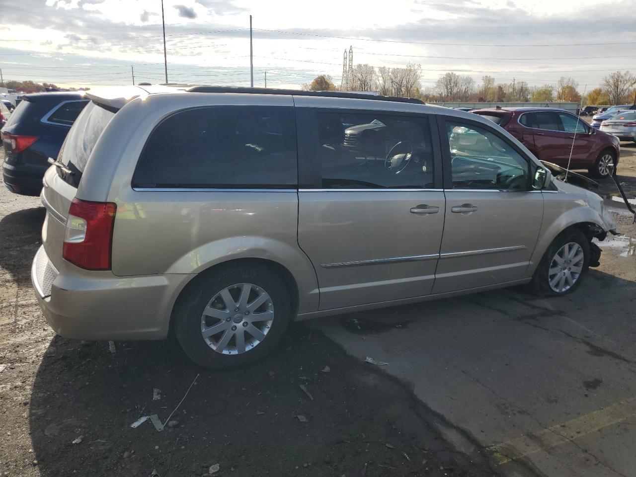 2015 Chrysler Town & Country Touring - Image 3