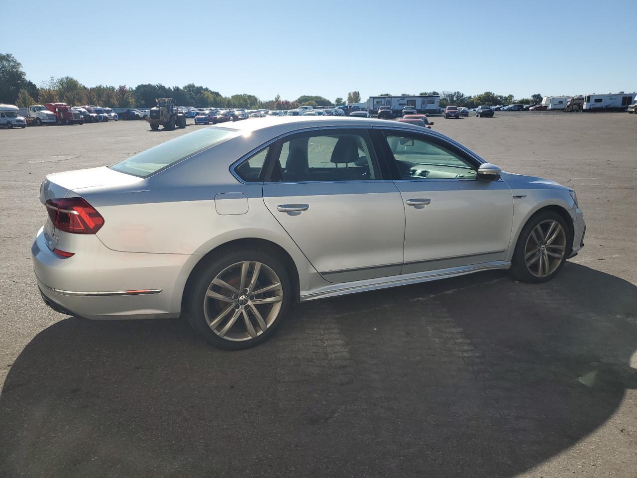 2017 Volkswagen Passat R-Line - Фото 3