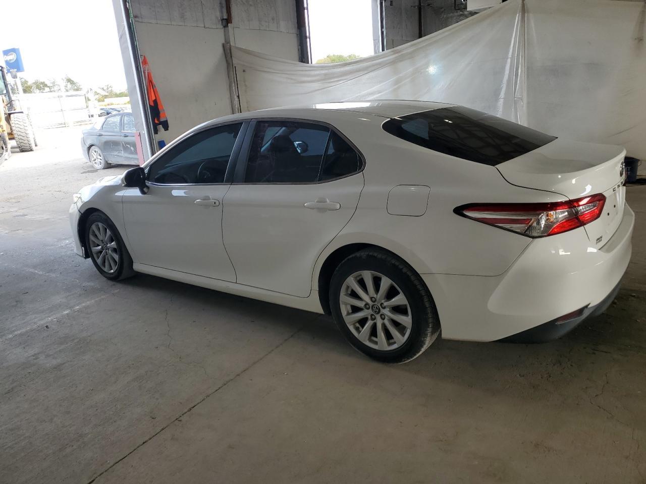 2018 Toyota Camry L - Фото 2
