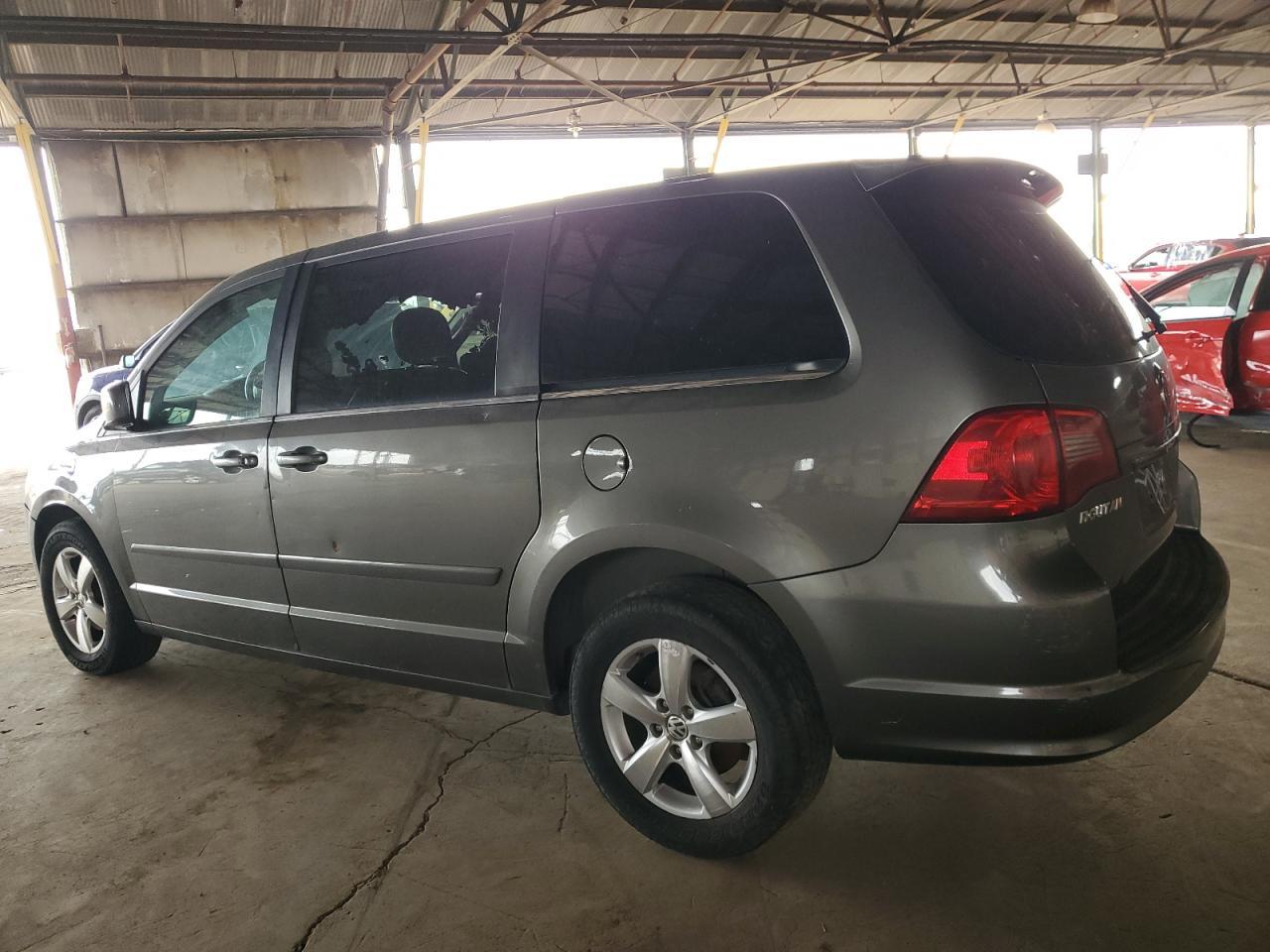 2010 Volkswagen Routan Se - Image 2