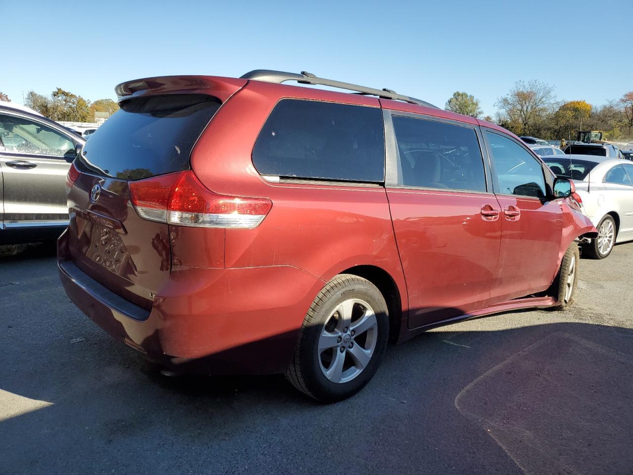 2013 Toyota Sienna Le - Image 3