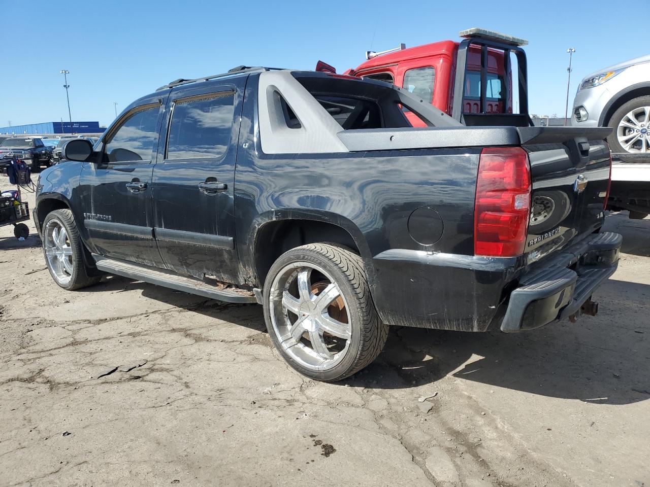 2007 Chevrolet Avalanche C1500 - Image 2