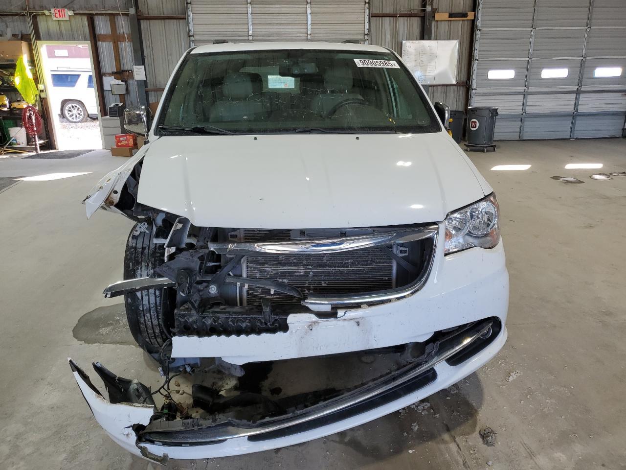 2016 Chrysler Town & Country Touring L - Фото 5