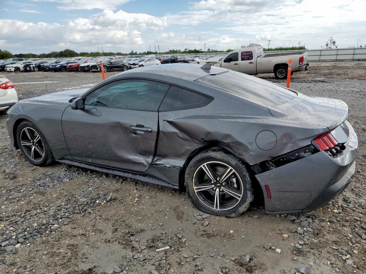 2025 Ford Mustang - Фото 2