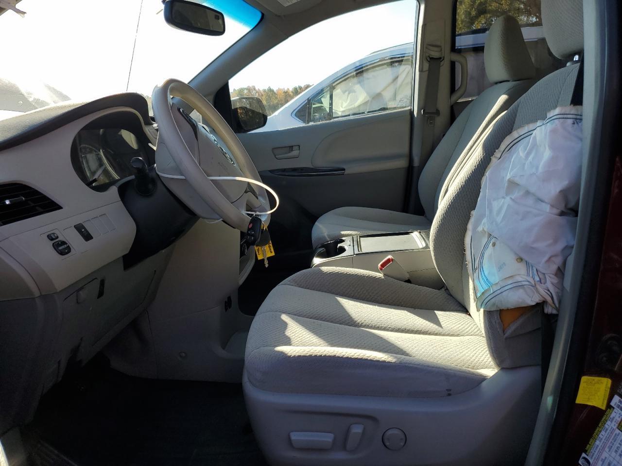 2013 Toyota Sienna Le - Image 7